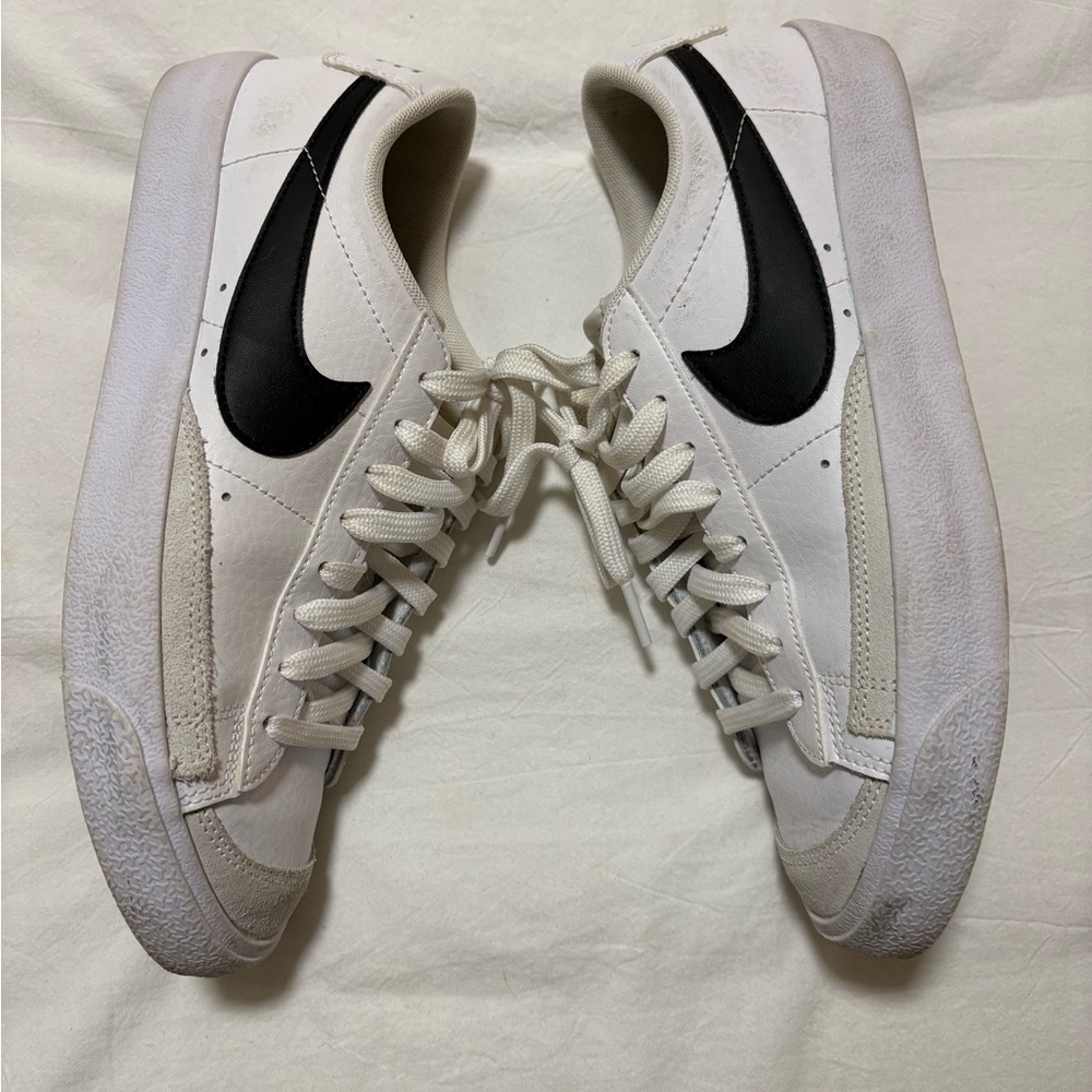 Nike White and Black Sneakers - Picture 4 of 5